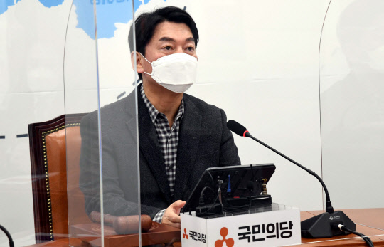 안철수 국민의당 대표가 18일 국회에서 열린 최고위원회의에서 발언하고 있다.   연합뉴스